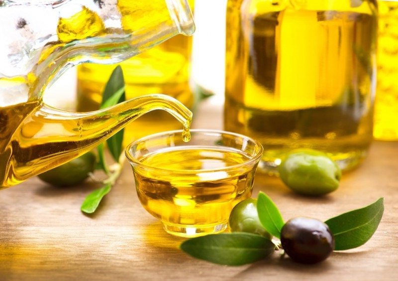 Sử dụng dầu oliu để dưỡng ẩm body