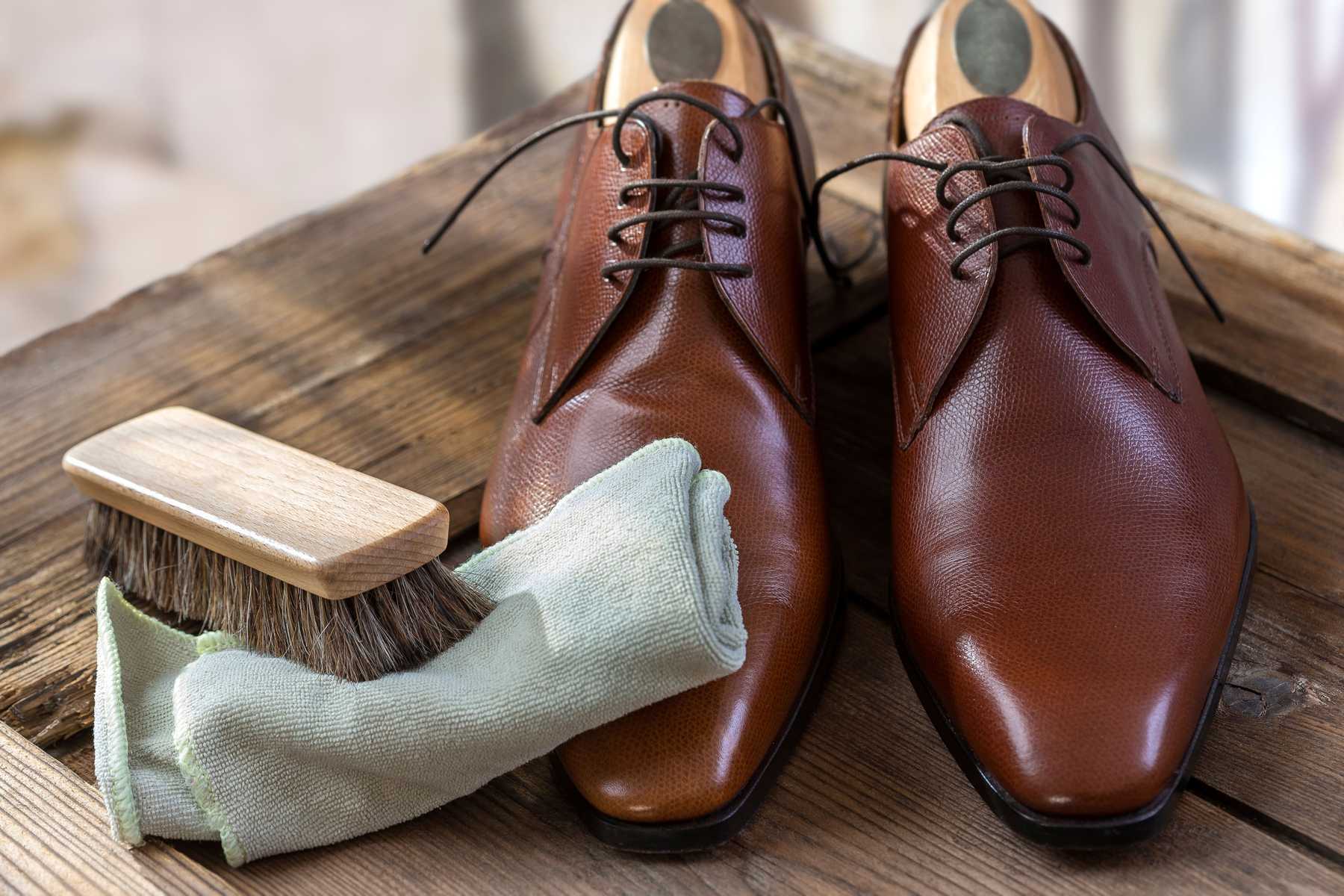 Làm sạch giày da cũ