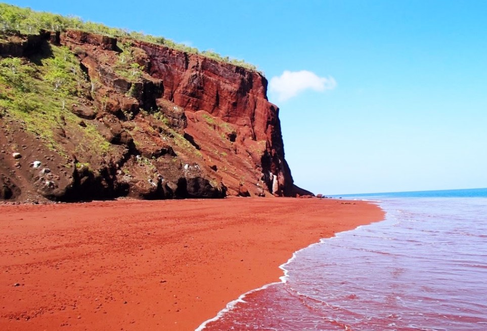 Đảo Cầu Vồng nổi tiếng với vùng biển được thủ một màu đỏ