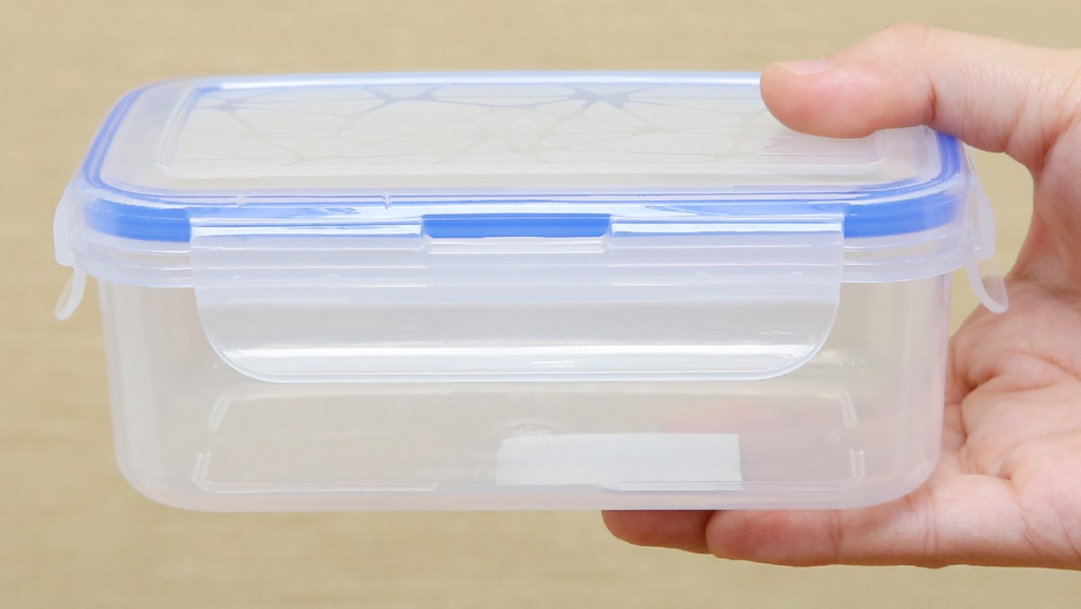Khi dụng cụ đồ hộp bị bám mùi nhựa thì bạn nên làm thế nào?