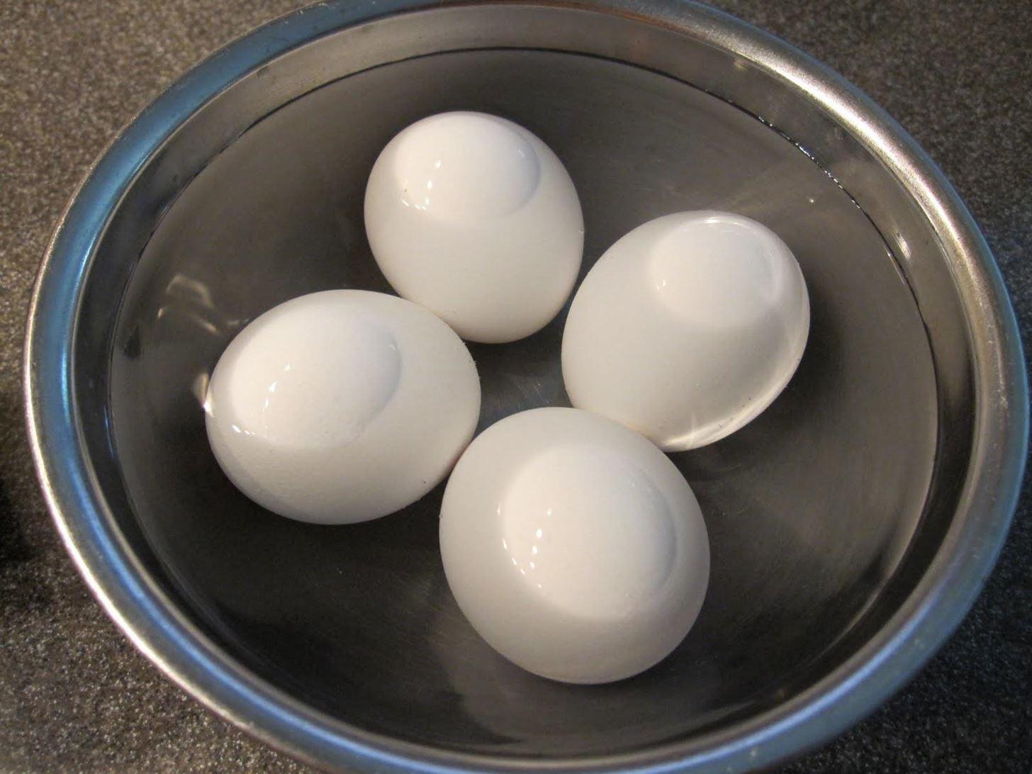 Ngâm trứng vào nước lạnh trước khi luộc