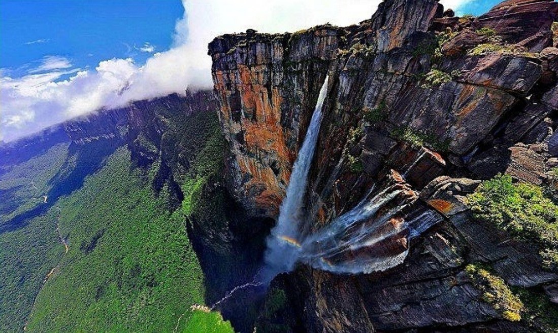 Ngọn thác có chiều cao gần 1000m nằm trên đỉnh Auyan-tepui