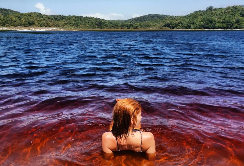 Nguyên nhân khiến hồ nước có màu sắc độc lạ