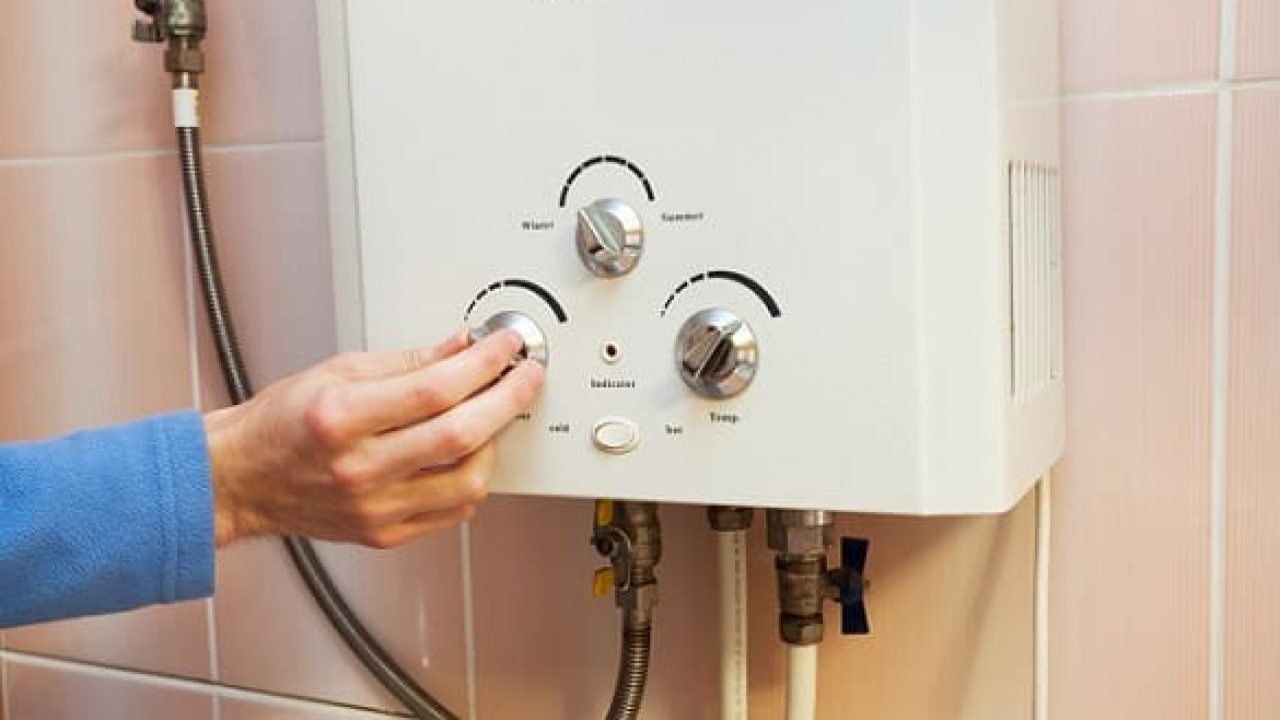 Không nên bật bình nước nóng cả ngày để tiết kiệm tiền điện 