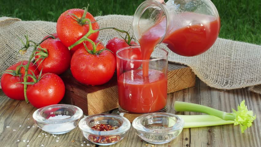 Dùng nước cà chua chữa mồ hôi tay chân