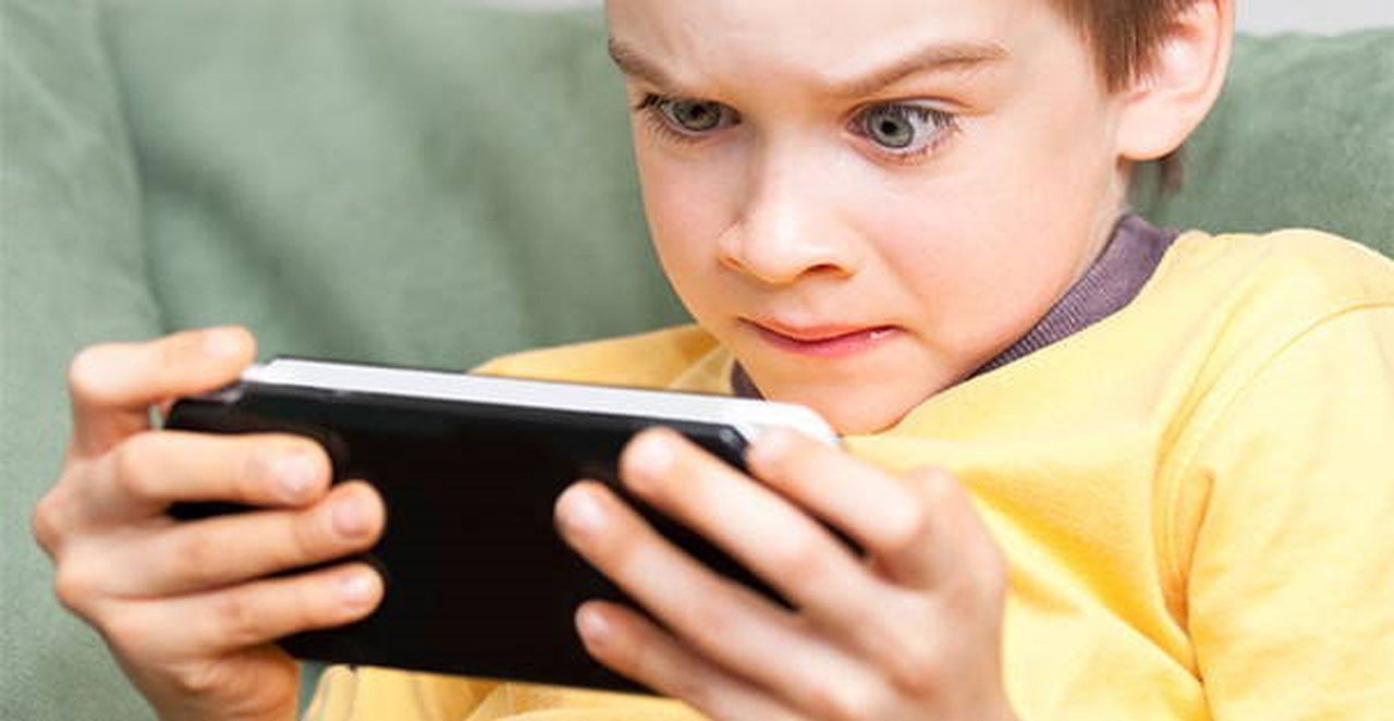 Các tác hại không ngờ khi cho trẻ sử dụng điện thoại quá lâu