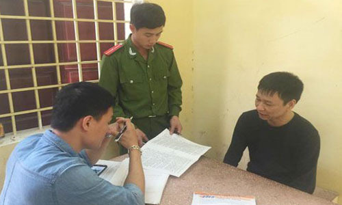 Cảnh sát lấy lời khai Nguyễn Thành Trung. Ảnh: T. Thanh.